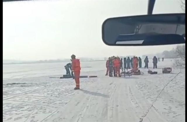 车辆压破冰层坠入水库,仅1人逃生